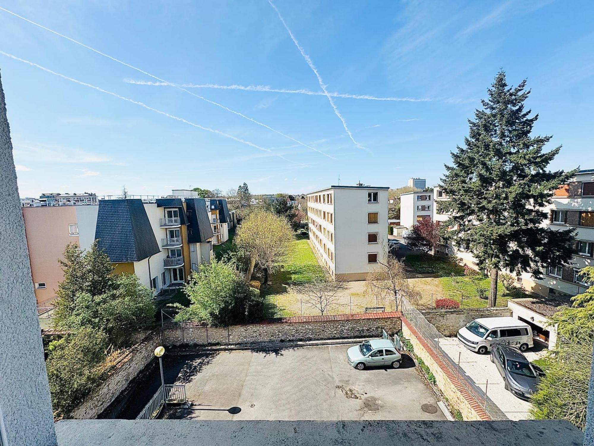 A 300 Metres De La Gare Et 25 Minutes De Paris En Train *
